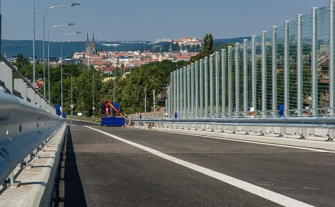 Sjezd z mostu O.Ševčíka směrem k centru Brna se svodidly ZMS4-A3/H2 a MS4-A3/H2