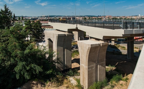 Dočasné ukončení estakády Rokytova před plánovaným tunelem Vinohrady